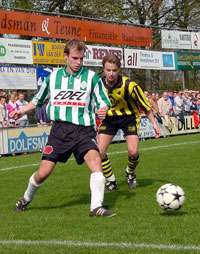 Marchel Visscher in gevecht om de bal (Foto Helmich Lubberts)